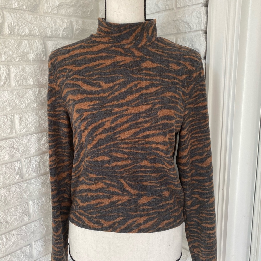H&M DIVIDED Animal Print Long Sleeve Shirt